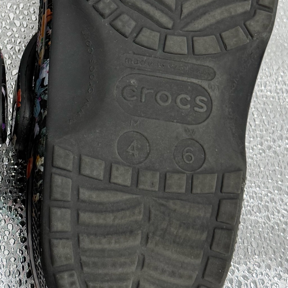 Crocs Classic Floral Clogs Black Multicolor Garden Print Women’s 6 / Men’s 4 - Picture 4 of 9